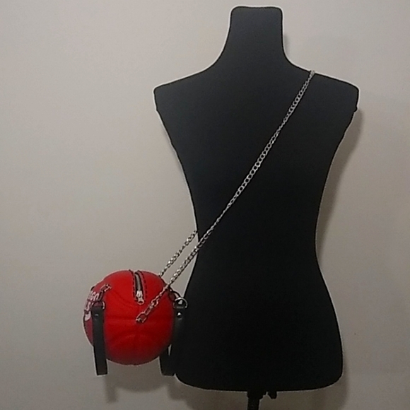 NWT LIMITED EDITION HANDMADE CHICAGO BULLS SMALL BASKETBALL PURSE 🏀 - Picture 5 of 17